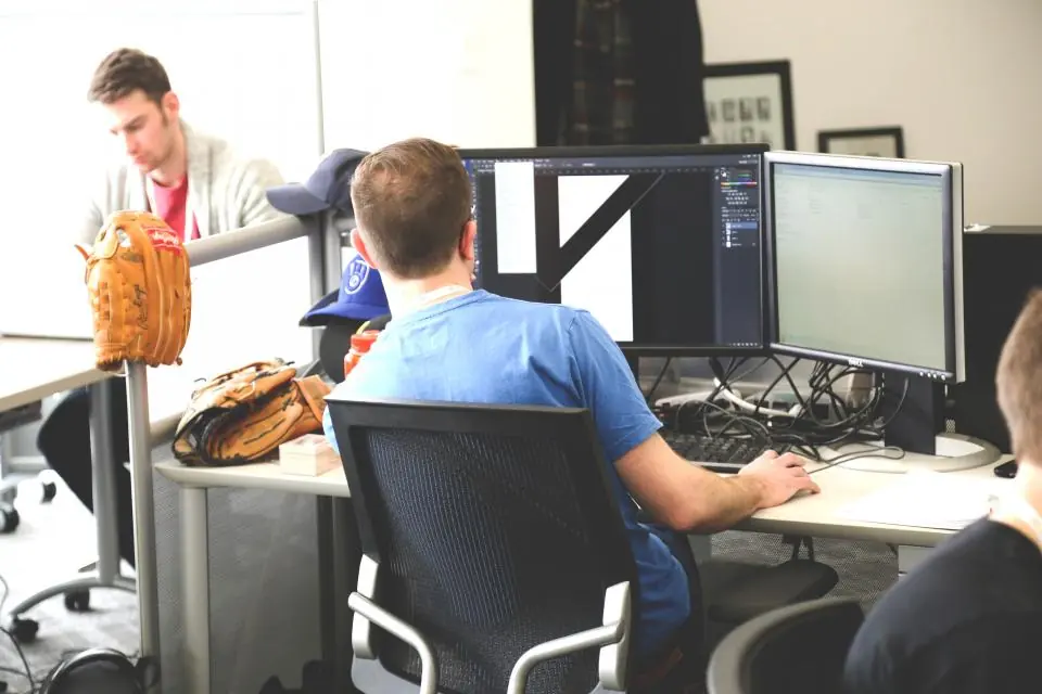 Equipo técnico trabajando en sus computadores en una oficina