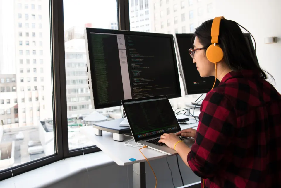 Especialista en WordPress revisando una web en dos monitores