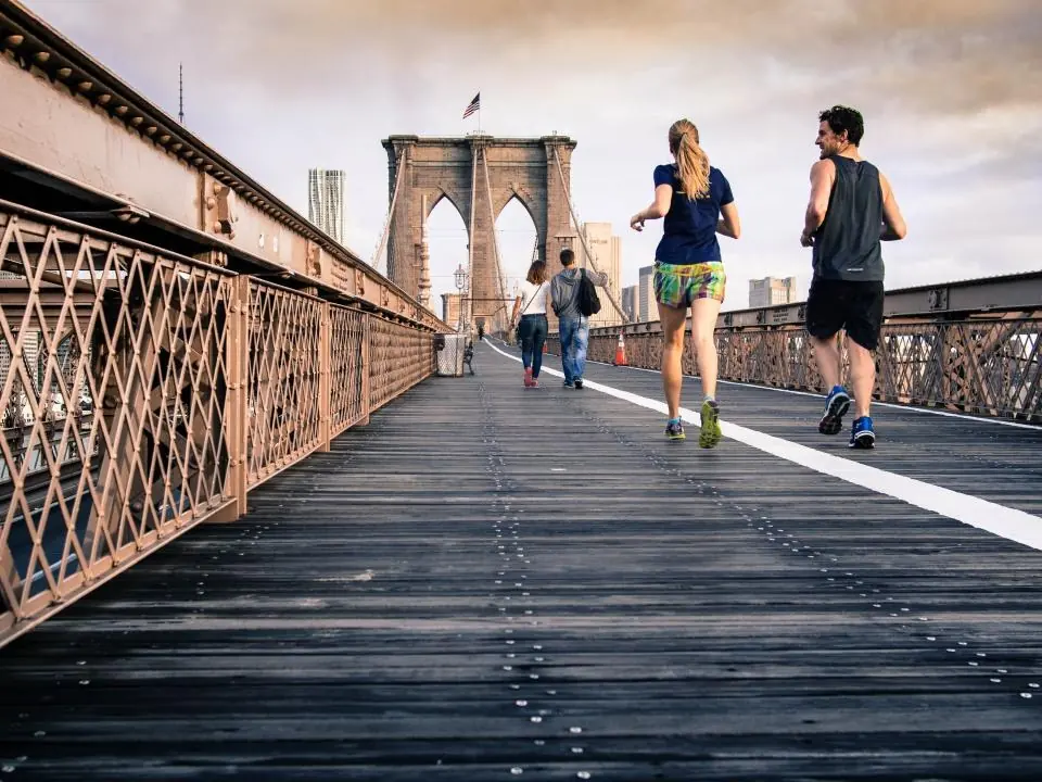 Personas corriendo sobre un puente